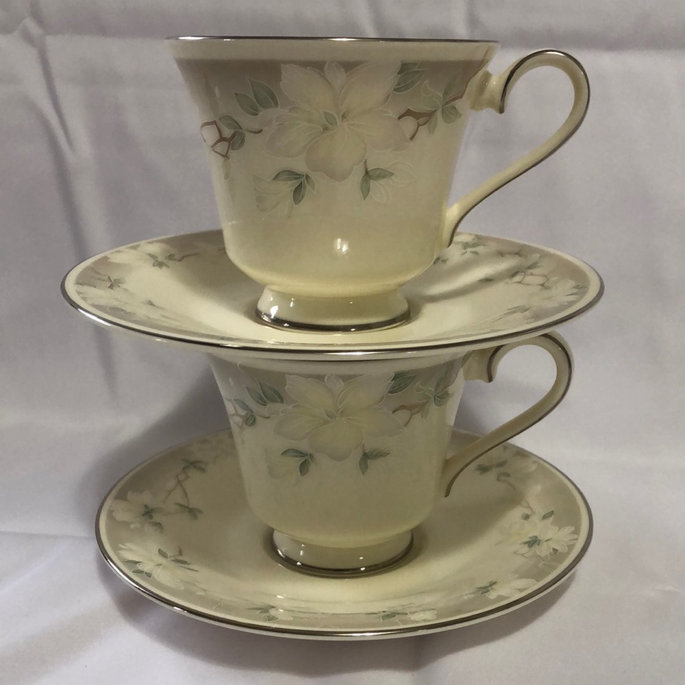 🇬🇧EUC🇬🇧Vintage Royal Doulton 2 cups/saucers, “Kathleen” the Romance Collection.